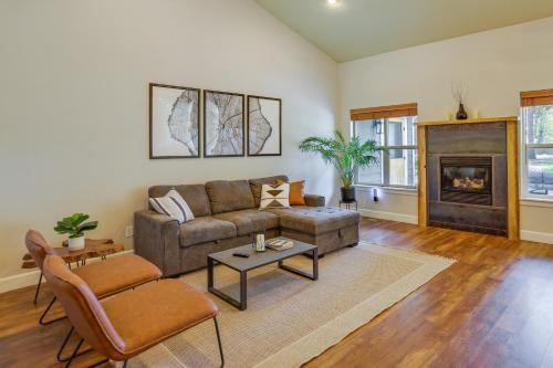 Pet-Friendly Oregon Retreat with Patio and Hot Tub!