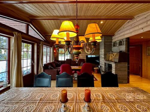 Large cabin with Sjusjøens best view, sauna and ski in out in Ringsaker