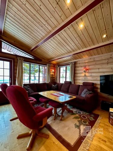 Large cabin with Sjusjøens best view, sauna and ski in out in Ringsaker