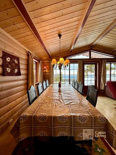 Large cabin with Sjusjøens best view, sauna and ski in out in Ringsaker