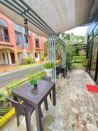 Manora Apartments and Guest House in Talisay City