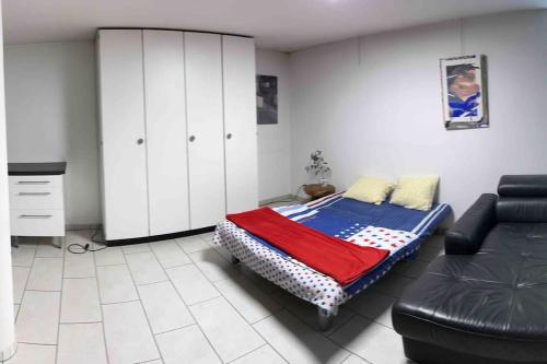 Basel - 5 mins away - Modern Basement Studio with Kitchen 35m2 in Muttenz in Muttenz, Schweiz