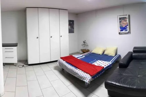 Basel - 5 mins away - Modern Basement Studio with Kitchen 35m2 in Muttenz in Muttenz, Schweiz