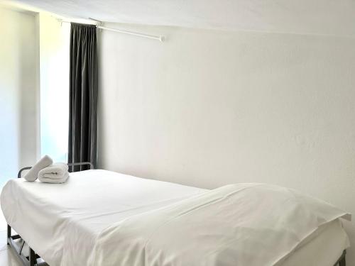 1 queen bed, 2 sofa beds