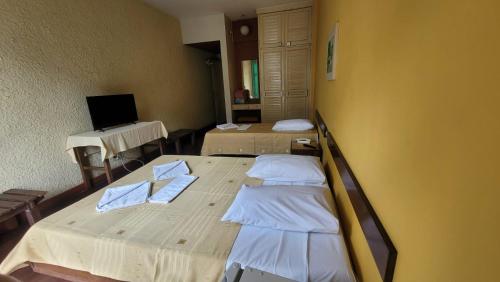 Economy Triple Room image 8