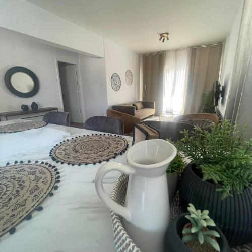 Glamorous, Renovated 3-Bedroom Apt in Nicosia, Никосия (фото 9)
