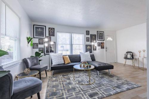 Opuluxe African Luxe Themed Home Sleeps 12 in Powder Springs, USA