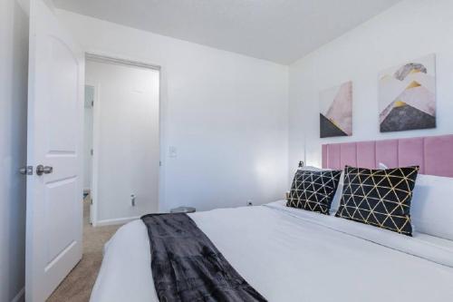 Opuluxe African Luxe Themed Home Sleeps 12 in Powder Springs, USA