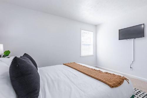 Opuluxe African Luxe Themed Home Sleeps 12 in Powder Springs, USA