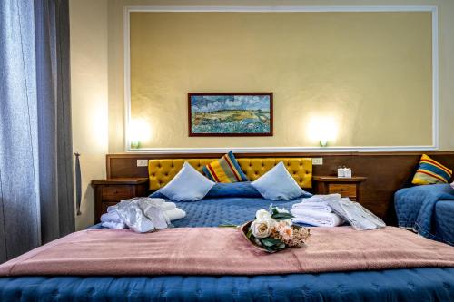 1 queen bed, 1 twin bed