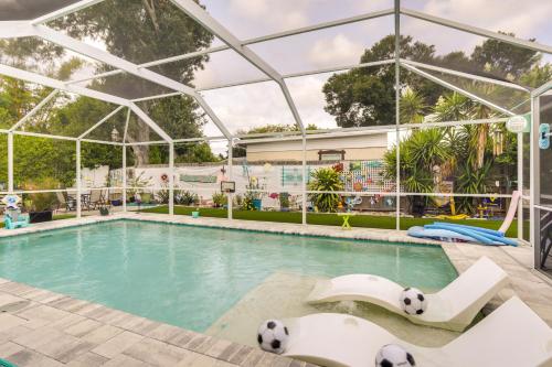 St Petersburg Beach House Private Lanai and Pool!