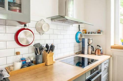 Großzügige Altbauwohnung in Bestlage, Amburgo (foto 8)