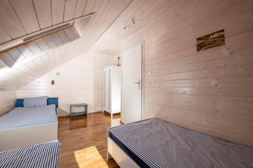 2 bedrooms, 5 beds
