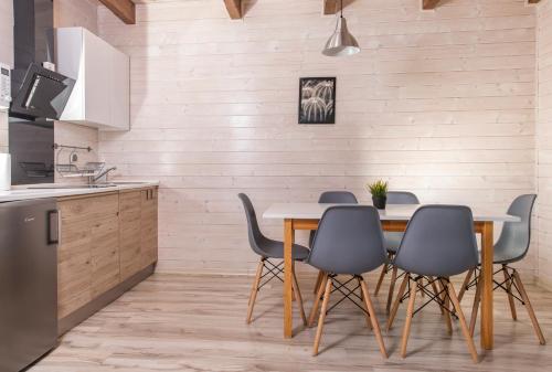 2 bedrooms, 5 beds