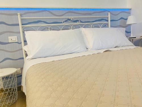 1 queen bed, 1 twin bed