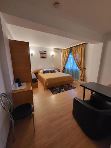 Triple Room with Balcony image 3