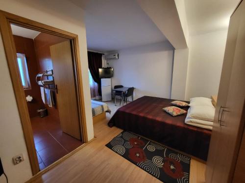 Comfort Triple Room image 2