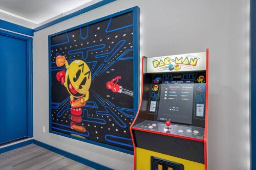 13 Mins From Disney Arcade, Private Pool, & Themed Rooms 13 Mins From Disney Arcade, Private Pool, & Themed Rooms