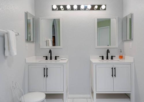 13 Mins From Disney Arcade, Private Pool, & Themed Rooms 13 Mins From Disney Arcade, Private Pool, & Themed Rooms