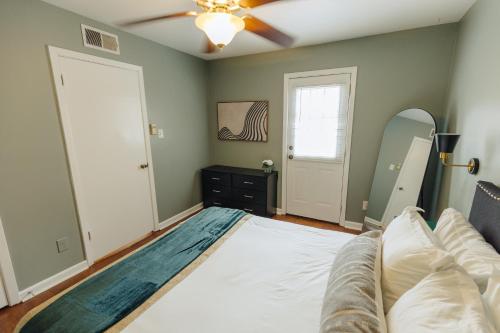 Centrally Located 2BR Overton Square Unit 1 Fast WiFi Free Parking Yes Pets in Memphis, USA