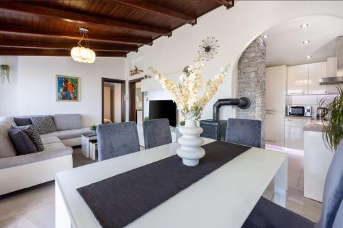 Apartments Lino in Selce