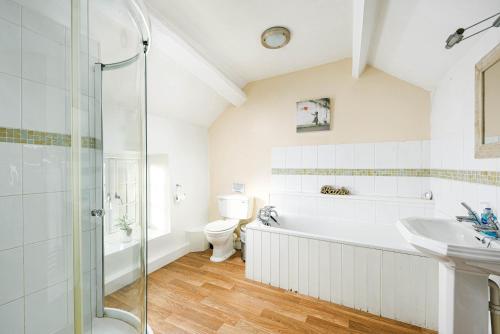 Banyo, The Farmhouse with two hot tubs in Siston