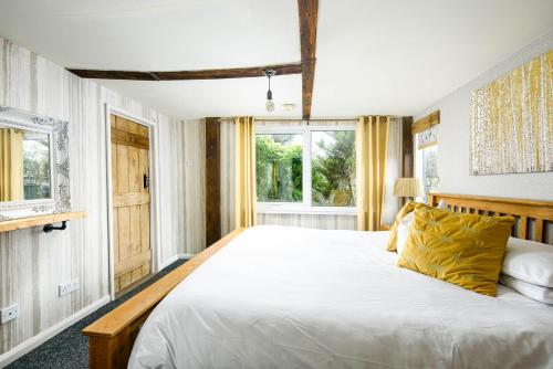 The West Barn near Bath, sleeps 24 and 2 hot tubs in Wick