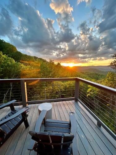 Cloudchaser Cabin, Private, New Cabin, 2 Kings, Cozy, Modern, Hot Tub, View, Theater, Sevierville