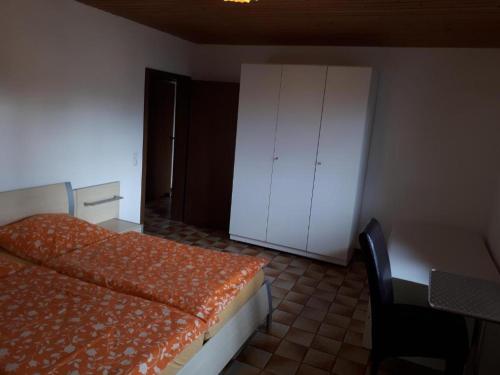 Karl-Stieler-Str. ONE ROOM in a 2 ROOM APPARTMENT ; LOT SPACE
