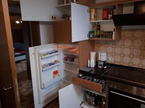 Karl-Stieler-Str. ONE ROOM in a 2 ROOM APPARTMENT ; LOT SPACE