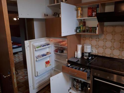 브룩뮐 ROOM in apartment LOT SPACE & option COOKING & BREAKFAST self service & terrace - 9 km from A8 highw 3성급 게스트하우스 로비