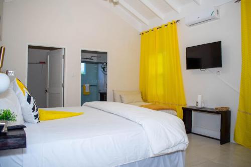 King Bed Studio/Gated/Fast Wi-Fi/Near Ocho Rios