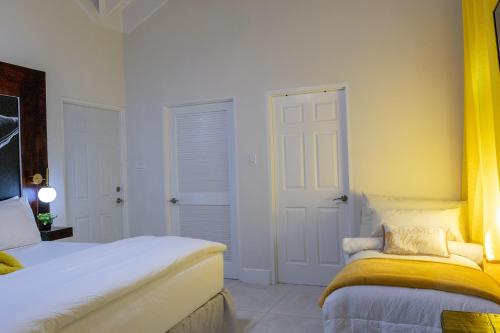 King Bed Studio/Gated/Fast Wi-Fi/Near Ocho Rios