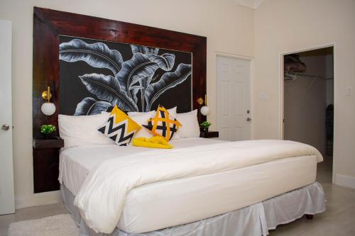 King Bed Studio/Gated/Fast Wi-Fi/Near Ocho Rios