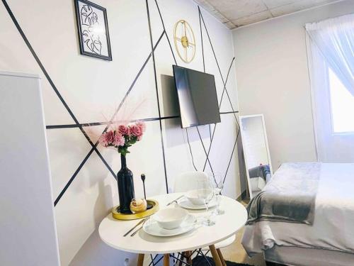 Cozy escape bachelor in Maboneng + uncapped WI-FI.