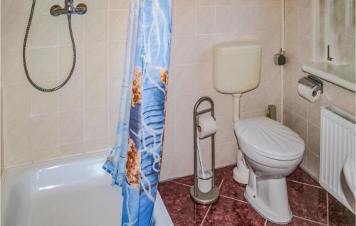 Vannas istaba, Nice Home In Mirow Ot Qualzow With Wifi in Roggentin (Mecklenburgische Seenplatte)