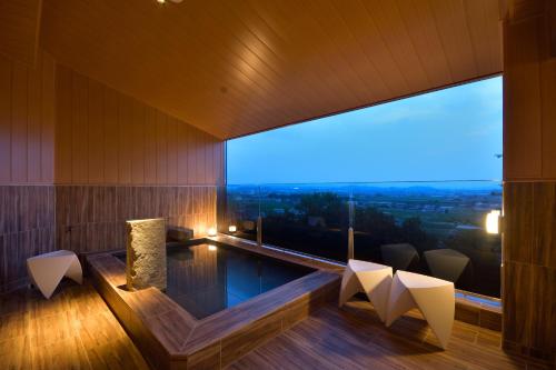 Szabadtéri fürdő, THE CHELSEA BREATH near Takamacu repülőtér