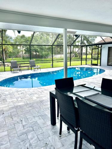 B&B Wellington - Luxurious Pool Home in Palm Beach County Florida - Bed and Breakfast Wellington