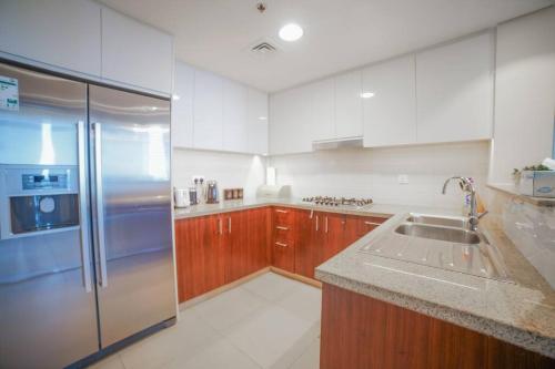 Modern 2BR with Balcony Sea Views and Pool, Gym Near Attractions, Dubaj (fotografie 7)