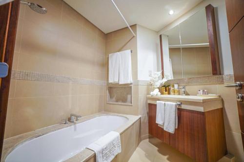 Modern 2BR with Balcony Sea Views and Pool, Gym Near Attractions, Dubaj (fotografie 11)