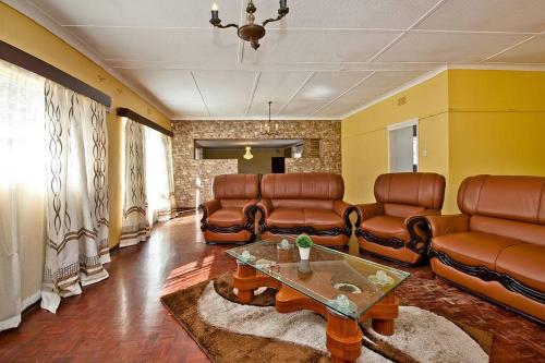 Macum Haven 4BR Home in Florida Park Pool! Parking! Fast Wifi!, Roodepoort (foto 2)