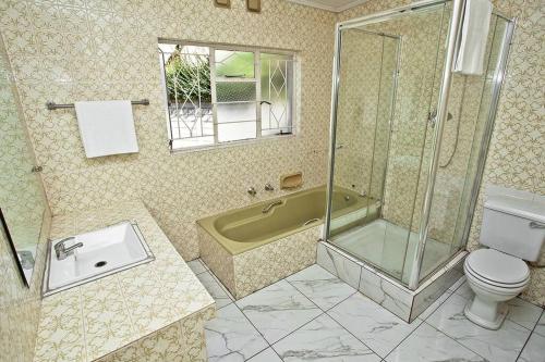 Macum Haven 4BR Home in Florida Park Pool! Parking! Fast Wifi!, Roodepoort (foto 9)