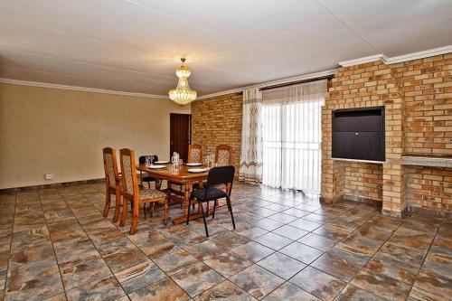 Macum Haven 4BR Home in Florida Park Pool! Parking! Fast Wifi!, Roodepoort (foto 7)