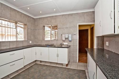 Macum Haven 4BR Home in Florida Park Pool! Parking! Fast Wifi!, Roodepoort (foto 8)