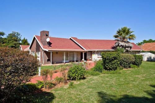 Macum Haven 4BR Home in Florida Park Pool! Parking! Fast Wifi!, Roodepoort (foto 5)
