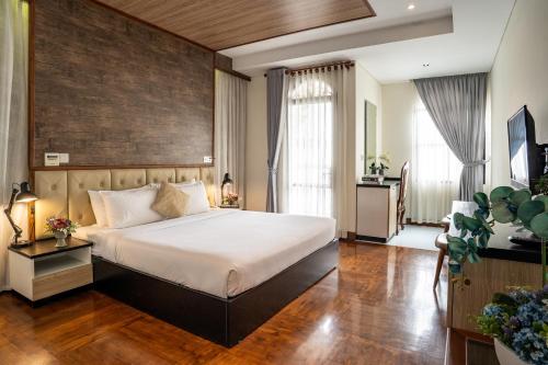 LCS Hotel & Apartment Room Type -  Deluxe Double Room with Balcony and City View