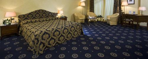 1 double bed, 4 twin beds
