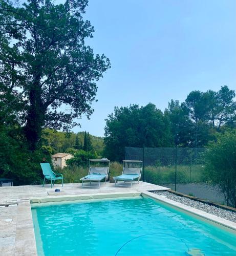 Mas provençal contemporain piscine et tennis