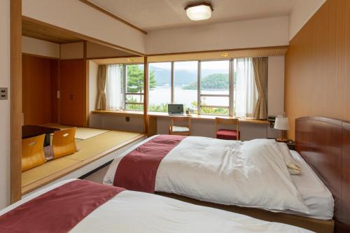 Standard Room with Tatami Area and Lake View - Non-Smoking