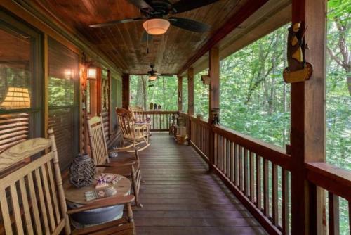 Mountain Spirit Cabin - Fireplace and Hot Tub